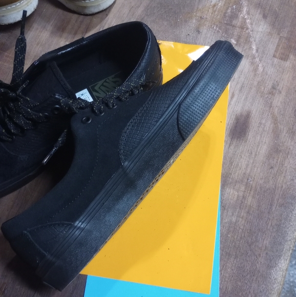 Vans - Picture 7 of 10